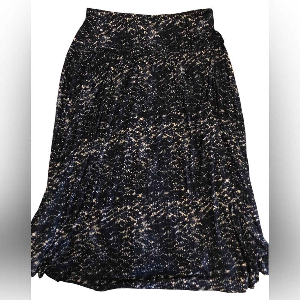 Ann Taylor Loft Blue And White MIDI Skirt
Size Medium 95% Rayon, 5% spandex